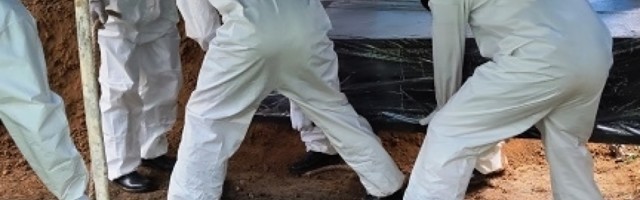 Pustili smo ženu da se poslednji put pozdravi sa ocem, da bi posle par dana i njoj kopali raku!