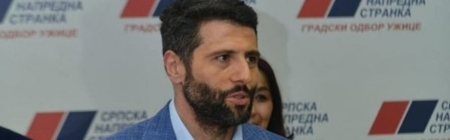 Prvo pitajte vašeg gazdu Đilasa da li mu je smetalo kad je Vučiću na poklon nosio zlatnu medalju i kad je naređivao DS da ide u koalicije sa SNS!