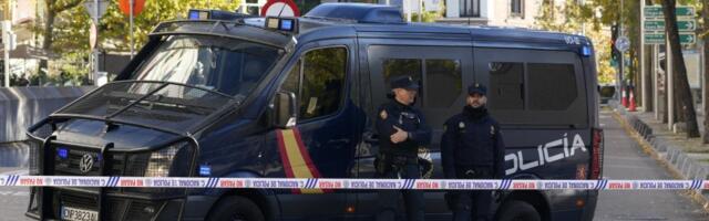 IRIS I LARA UBIJENE, JER SU HTELE DA PROVEDU BOŽIĆ SA OCEM?! Policajka upucala ćerke službenim pištoljem!