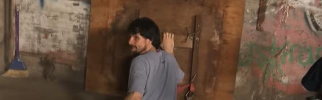 ON JE ČOVEK KRTICA I ŽIVI ISPOD ZEMLJE: Beskućnik napravio dom u kanalizaciji, ima frižider, mikrotalasnu čak i računar! (VIDEO)