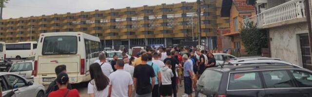 Redovi kupaca ispred stadiona u Leskovcu! Za karte se čeka više od tri sata