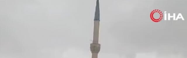 ZASTRAŠUJUĆI SNIMAK, LJUDI VRIŠTALI I DOZIVALI ALAHA: Srušio se minaret sa džamije, kamera uhvatila trenutak UŽASA (VIDEO)