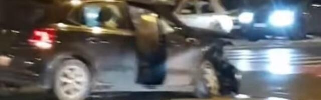 Težak udes u Novom Sadu: Direktan sudar nasred raskrsnice, delovi kola po putu (VIDEO)