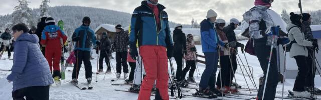 TORNIK OPET RADI PUNOM PAROM: Stotine skijaša svakog dana, oboreni rekordi posećenosti! (FOTO)