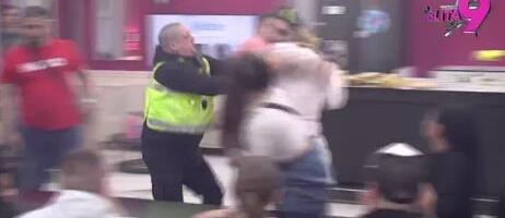 NEVIĐENI HAOS U ŠIMANOVCIMA! Aneli nasrnula na Asmina, kočnice joj totalno popustile: Obezbeđenje hitno reagovalo! (VIDEO)