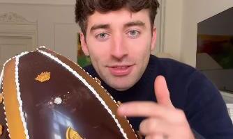 Influenser kupio čokoladno jaje od 860 €, pa razbesneo korisnike interneta: Odmah krenuo da ga degustira, a evo kakvog je ukusa (VIDEO)