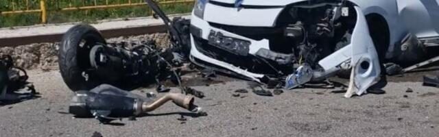 UŽAS U NOVOM PAZARU, IMA POVREĐENIH! Motor prešao preko pune linije i zakucao se u auto s porodicom, slike s mesta nesreće su jezive (foto)