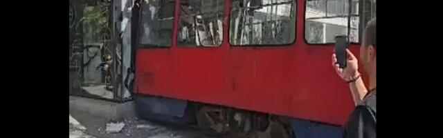 Tramvaj udario u zgradu u Beogradu: Povređeno 14 osoba, među njima i deca