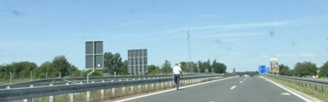 Da li je ovaj čovek normalan? Uhvatio liniju i tera