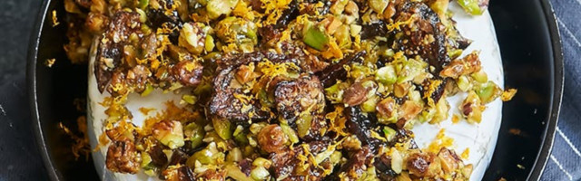 Pečeni brie sa smokvama, pistaćima i korom pomorandže