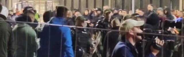 Tuča policije i navijača u Leskovcu pred meč Srbije