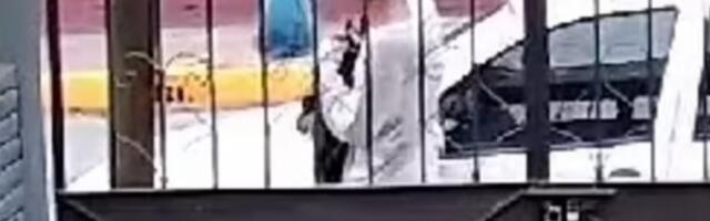 NOSIO JE KESU I SAMO JE SPUSTIO NA BETON PORED AUTOMOBILA! Kamere su snimile jeziv prizor, a onda je sve otkriveno - radila užasnu stvar pred sam POROĐAJ! (VIDEO)