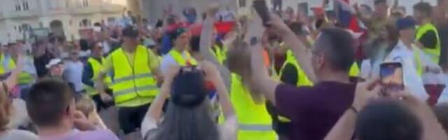 Studenti maratonci stigli u Beč: Dočekani uz suze i aplauze (VIDEO)