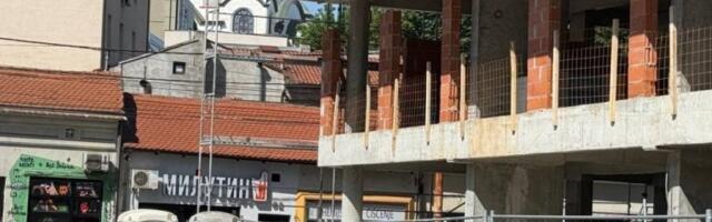 POGREBNO ODNELO TELO NASTRADALOG RADNIKA! Pao sa ogromne visine, kolege potpuno van sebe nakon tragedije! (VIDEO)