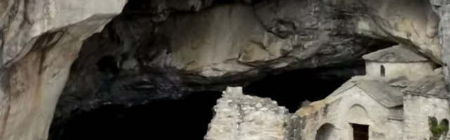 Ovo je jedinstvena pećina u kojoj voda teče u vis i u kojoj se moguće nalazi tajni poligon