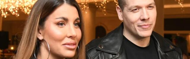 Žena Slobe Radanovića okitila TRI JELKE: Ogromne mašne, irvasi, patuljci i brdo poklona - Zavirite u njihov dom za vreme praznika (FOTO)