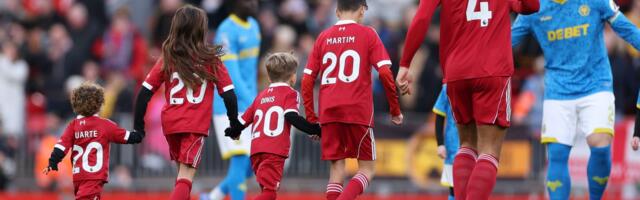 Emotivne scene na "Enfildu": Deca Dioga Žote izašla na teren sa fudbalerima Liverpula! /VIDEO/