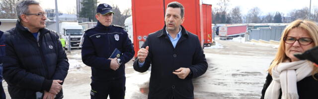 Počelo izmeštanje kamiona kod Stellantisa uz asistenciju policije