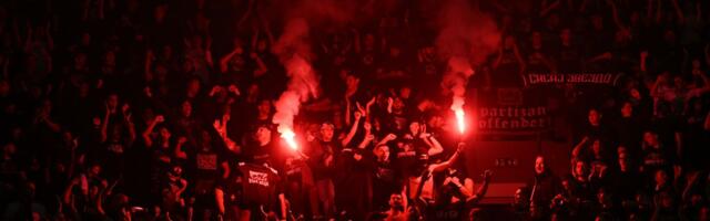 Navijači Partizana zapalili baklje u Pioniru