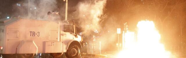 Pakao u Albaniji! Sukob policije i naroda, vodeni topovi i suzavac na ulicama: Traži se glava Edija Rame (FOTO/VIDEO)