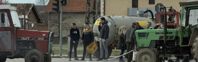 Otkup mleka se nastavlja, obećanja ispunjena: Poljoprivrednici blokaderi i dalje maltretiraju narod