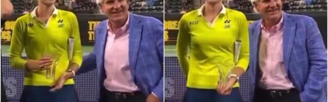 SPONZOR TURNIRA NEPRIKLADNO PIPAO TENISERKU! Isplivao snimak skandala: Lepa Ruskinja sklanjala ruku, njegov osmeh u trenutku nestao!