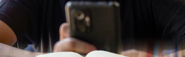 SVAKO TREĆE DETE "SKROLUJE" PO KNJIZI! Mališani pokušavaju prstima da prevuku stranicu, JUTJUB REAGOVAO - OD SADA NOVA PRAVILA!