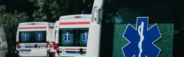 TEŽAK UDES U LASTVI, MUŠKARAC POGINUO NA MESTU Devojci se bore za život, automobil isprevrtan