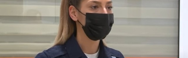 Policajka koja je pronašla bebu: Krenula je da ispada iz kese! (VIDEO)