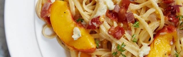 Pasta sa slaninom, breskvama i gorgonzolom
