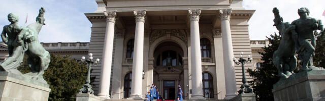 Direktor škole javni funkcioner, a šta će biti Tomislav Nikolić?