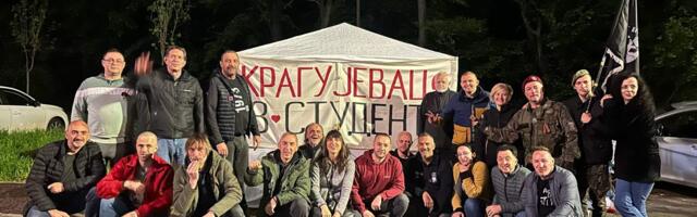 Grupa Kragujevčana Uskrs dočekala ispred RTS-a