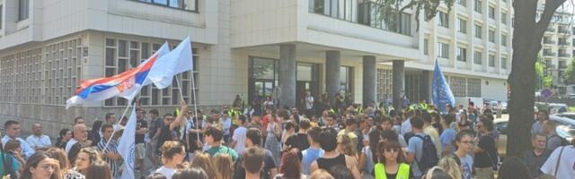 Podnose KRIVIČNU PRIJAVU protiv Aleksandra Vučića:  Studenti i lekari ispred Prvog osnovnog tužilaštva (FOTO/VIDEO)