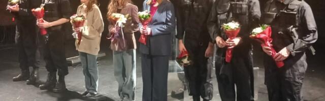Višeminutne ovacije ekipi predstave o Dori, devojci sa poternice, aktivistkinji u političkom egzilu: Premijera u Bitef teatru oduševila publiku