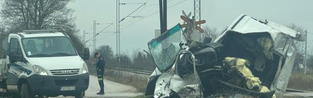 KRVAVO JUTRO KOD ČAČKA: Voz prepolovio kombi, vozač (42) izdahnuo u bolnici nakon jezive borbe za život!