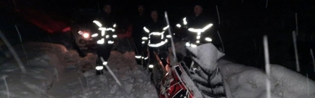 (FOTO) USPEŠNA AKCIJA SPASAVANJA: Vatrogasci evakuisali dva lica zavejana na planini Kukavica