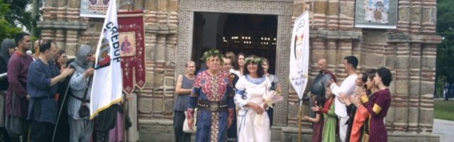 VITEZOVI, ŠTITONOŠE I PESME SA KOSOVA I METOHIJE! Srednjevekovno venčanje u Lazarevom gradu! Foto
