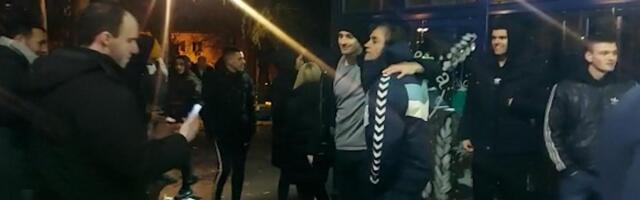 KAKVE SCENE ISPRED PIONIRA Navijači Partizana sačekali heroja večitog derbija, sve se orilo od SKANDIRANJA /VIDEO/