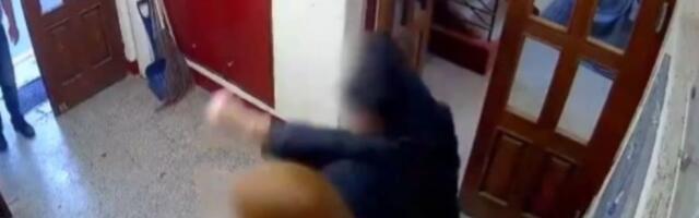 JEZIVO NASILJE Stariji muškarac pretukao mladića u holu zgrade (VIDEO)