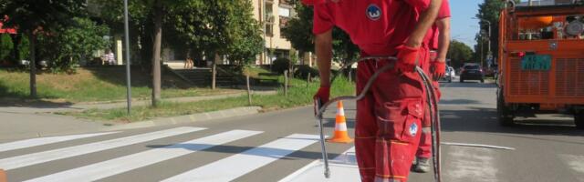 Obeležavanje horizontalne signalizacije na više lokacija u gradu