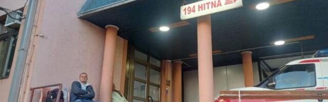 "Koliko košta život": Danima štrajkuje glađu ispred Doma zdravlja, traži samo jedno - da ga lekar HITNE NE VREĐA