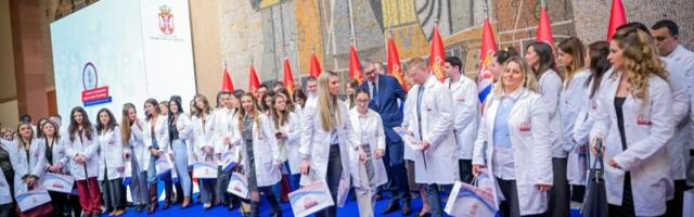 Država zaposlila i 10 najboljih diplomaca Fakulteta medicinskih nauka u Kragujevcu
