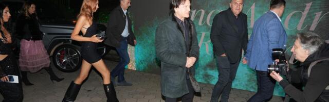 ČOLINA ĆERKA UTUČENA, GLEDA U JEDNU TAČKU I ĆUTI: Komšija skuplja popucalo staklo, Lara nemo posmatra: Jedina bila u kući kad je bačena bomba