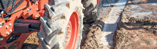 STRAVIČNA NESREĆA KOD BARAJEVA: Traktor se prevrnuo i priklještio Živoslava, čoveku se bore za život u Urgentnom centru