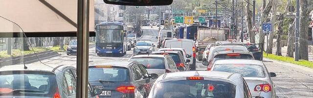 Direknto sa ulica: Jutarnji haos u Beogradu - kolaps na Autokomandi, Brankov most zakrčen (FOTO)
