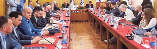 Свет на танкој жици оптичких каблова и ретких руда