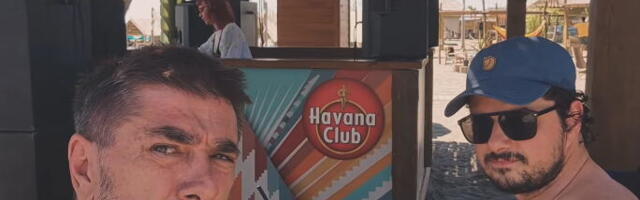 Vojin Ćetković sa poznatim kolegom uživa na Adi Bojani: Sklonili se u hlad dok sunce prži (FOTO)