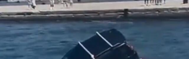 DRAMA NA JADRANU! Automobil udario u pristanište, pa upao u more, snimljena dramatična akcija spasavanja (VIDEO)