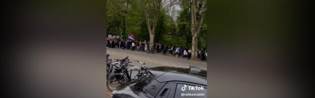 Blokaderi dobili pedalu u Strazburu - Dočekali ih radnici recepcije! (VIDEO)