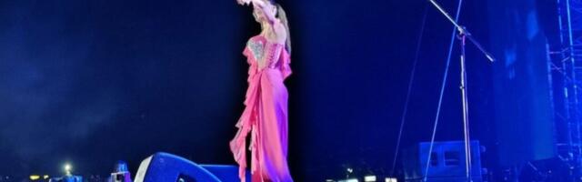 CECA ZAPEVALA SA SRPSKOM ZASTAVOM: Publiku oduševila patriotskim potezom, a onda su je fanovi iznenadili JEDINSTVENIM POKLONOM! (VIDEO)